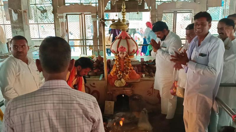 बाबा भृतहरि धाम पहुँचकर पूजा की